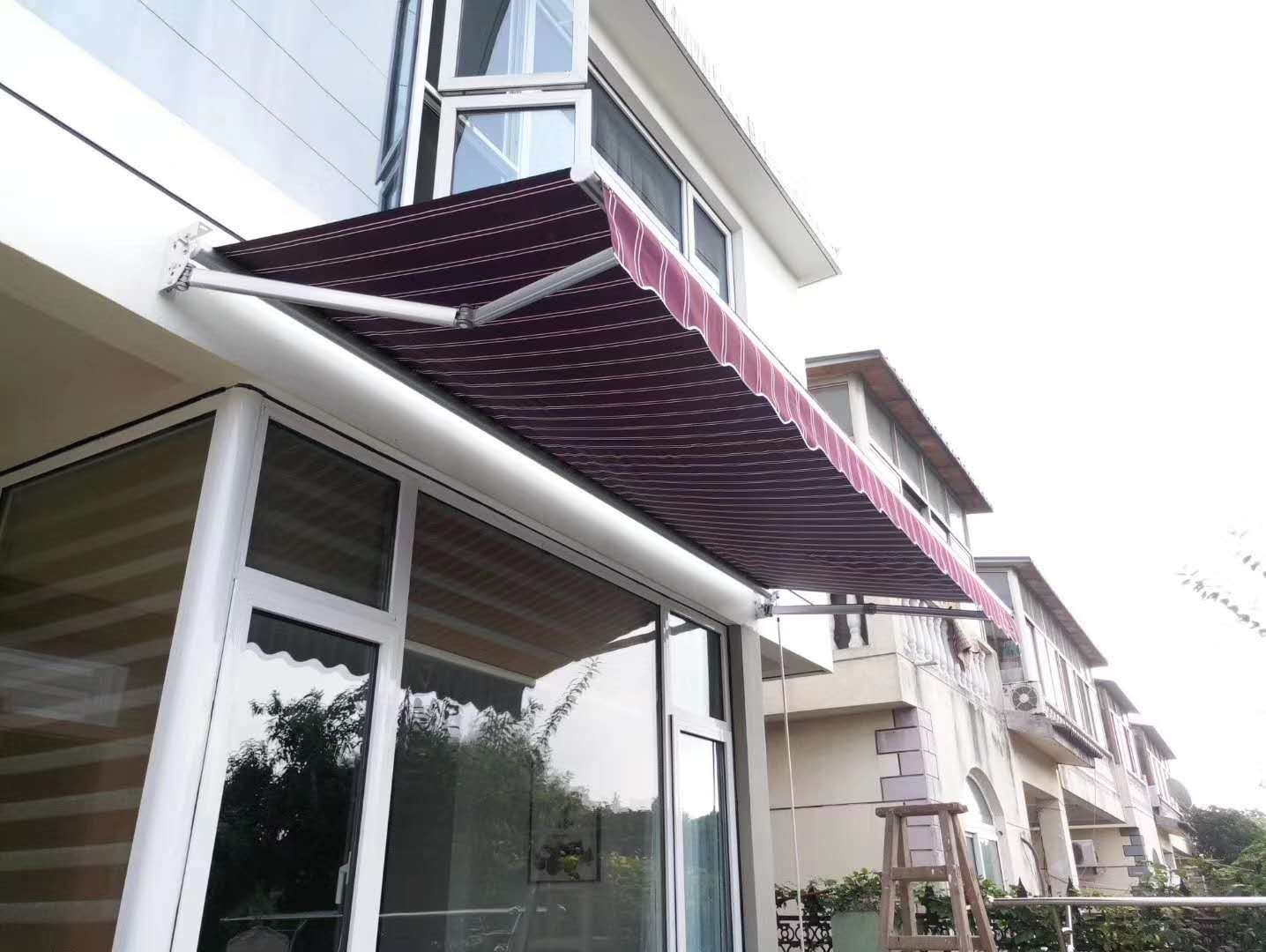 伸缩式遮阳篷